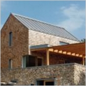 Une harmonie de matériaux naturels pour une maison familiale